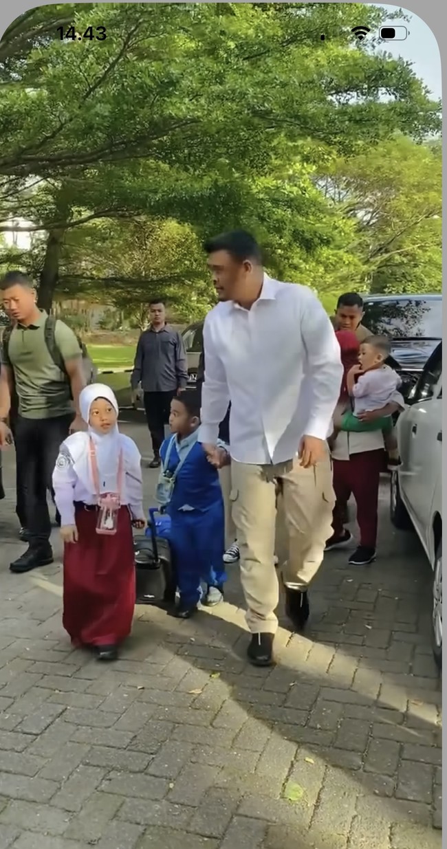 Kedua anak Kahiyang dan Bobby, Sedah Mirah Nasution dan Panembahan Al Nahyan terlihat sudah masuk hari pertama sekolah. Dengan dikawal serta anggota Paspampres, kedua cucu Presiden RI Jokowi itu tampak bersemangat. Foto: Instagram/@ayanggkahiyang