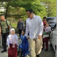 Kedua anak Kahiyang dan Bobby, Sedah Mirah Nasution dan Panembahan Al Nahyan terlihat sudah masuk hari pertama sekolah. Dengan dikawal serta anggota Paspampres, kedua cucu Presiden RI Jokowi itu tampak bersemangat. Foto: Instagram/@ayanggkahiyang