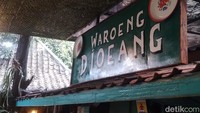 Ornamen vintage ala-ala rumah joglo bikin nuansa adem seperti di rumah nenek ditambah dengan suasana yang sejuk karena banyak pepohonan.  