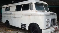 Tampak di depan kafe ini pengunjung akan disambut dengan dua mobil tua yang tampilannya begitu keren, satu mobil van berwarna putih dan satu lagi gahar berwarna hitam. Di tengah kedua mobil itu juga terdapat patung Panglima Besar Jenderal Sudirman.  