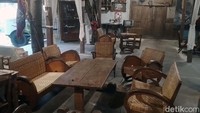 Ketika masuk ke dalam kafe, properti jadul langsung terlihat. Mulai dari kursi, meja, tv analog sampai ke pernak-pernik militer.  