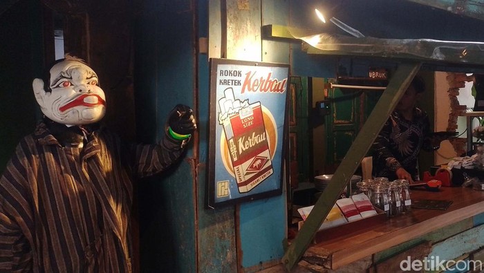 Kampoeng Djoeang, Kafe Vintage di Ujung Musuem Satriamandala Kampoeng Djoeang adalah kafe di Jakarta dengan ornamen vintage ala-ala rumah joglo bikin nuansa seperti di rumah nenek. Begini suasananya.