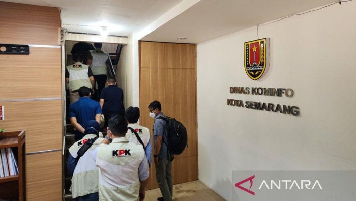 Kantor Dinas Kominfo Kota Semarang digeledah KPK (Antara)