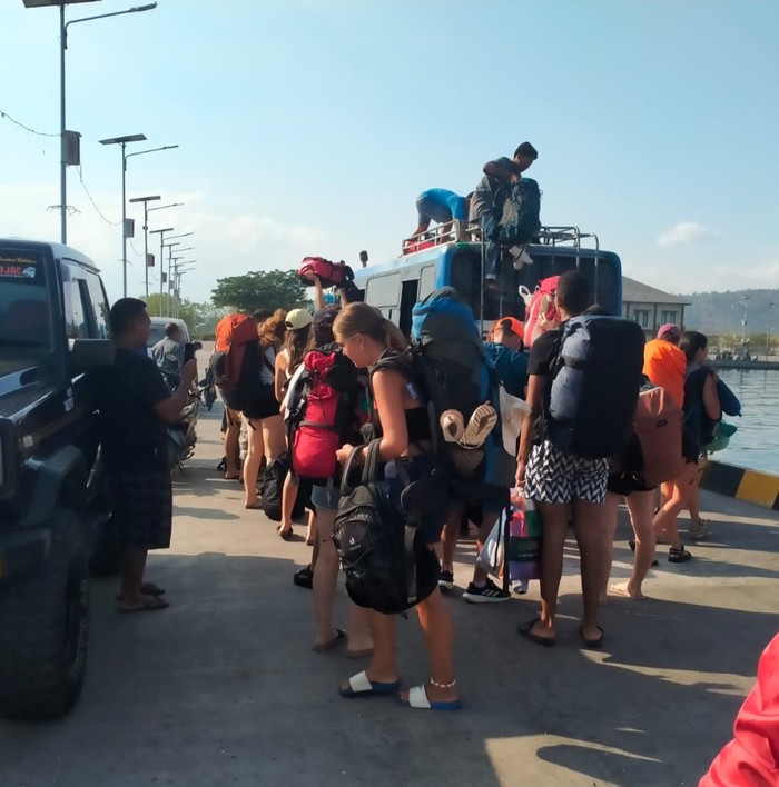 WNA yang menumpang KM Marcopolo Blue yang macet akibat rusak mesin di Perairan Bima, Kamis (18/7/2024) (Dok. Sat Pol Airud Polres Bima Kota).