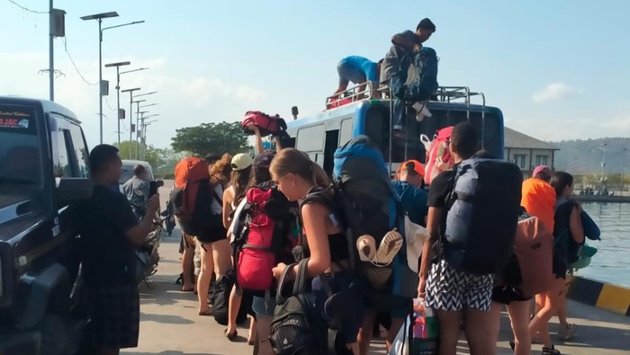 WNA yang menumpang KM Marcopolo Blue yang macet akibat rusak mesin di Perairan Bima, Kamis (18/7/2024) (Dok. Sat Pol Airud Polres Bima Kota).