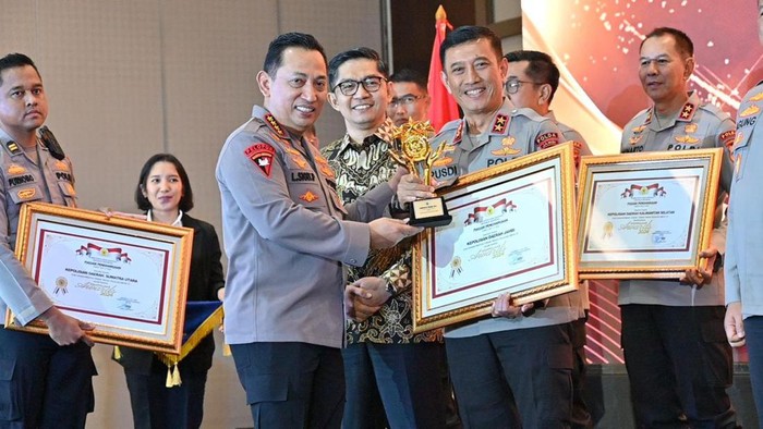 Kapolda Jambi Irjen Rusdi Hartono menerima penghargaan Kompolnas Award dari Kapolri Jenderal Listiyo Sigit di Jakarta.