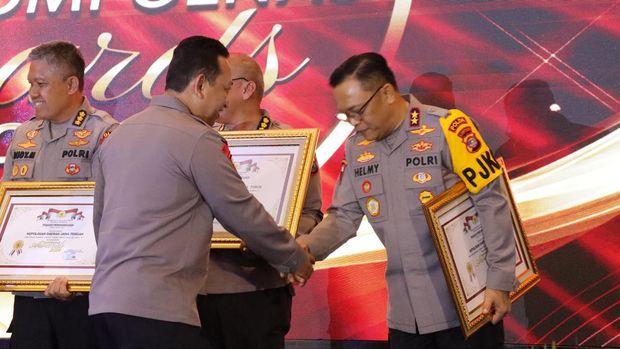 Kapolda Lampung Irjen Helmy Santika menerima penghargaan.