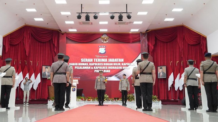 Kapolda Riau Irjen Mohammad Iqbal pimpin sertijab Kabid Humas dan 3 orang kapolres. (Dok. Humas Polda Riau)