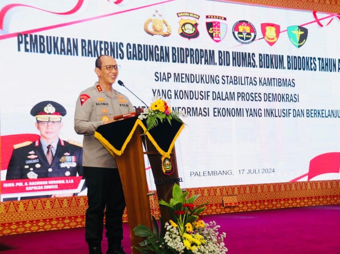 Kapolda Sumsel Irjen A Rachmad Wibowo membuka rapat kerja teknis (Rakernis) gabungan beberapa bidang. Dalam rapat tersebut, Kapolda menekankan antisipasi musim kemarau dan potensi Karhutla.