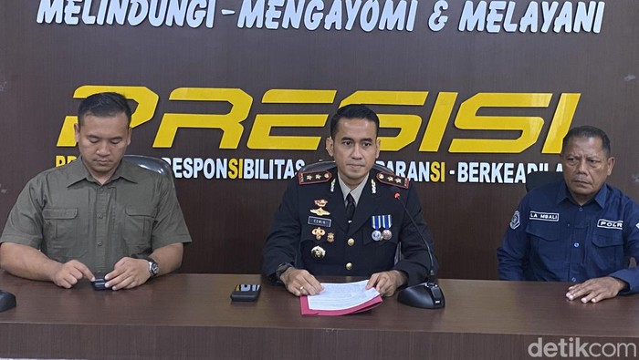 Kapolres Sorong AKBP Edwin Parsaoran (tengah) saat konferensi pers.