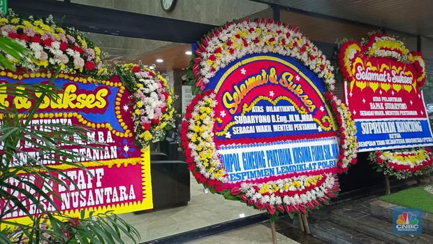 Karangan bunga ucapan selamat Sudaryono jadi Wamentan di Kementan. (CNBC Indonesia/Martyasari Rizky)