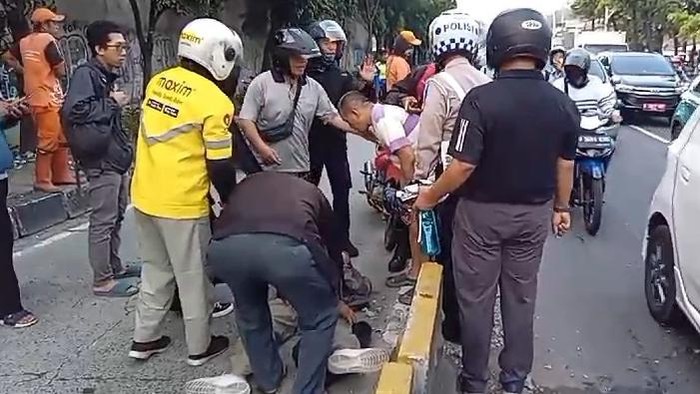 Insiden Tragis: Pengendara Motor Terlibat Kecelakaan di Jatinegara Jaktim, Dibawa ke RS untuk Perawatan Medis