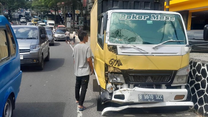 Kecelakaan truk tabrak 2 mobil