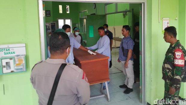 Keluarga jemput jenazah wanita bertato kupu korban pembunuhan di RSUD Sunan Kalijaga Demak, Kamis (18/7/2024).