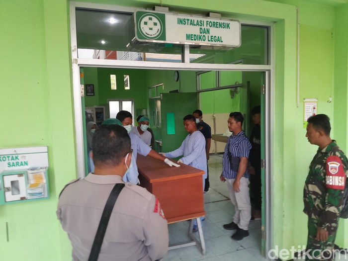 Keluarga jemput jenazah wanita bertato kupu korban pembunuhan di RSUD Sunan Kalijaga Demak, Kamis (18/7/2024).