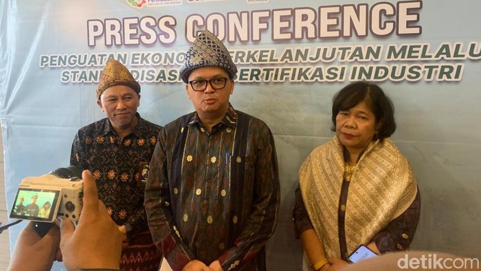 Kepala BSKJI Kemenperin Andi Rizaldi (tengah)