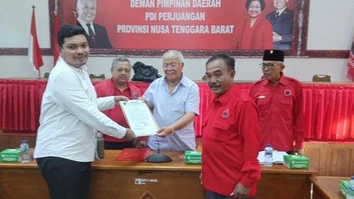 Ketua DPD PDIP NTB Rachmat Hidayat menyerahkan surat tugas dari DPP PDIP kepada Muhammad Putera Ferryandi untuk maju dalam Pilbup Bima 2024, Kamis, (18/7/2024). (Foto: Dok. DPC PDIP Kabupaten Bima)