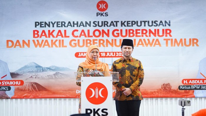 Khofifah-Emil usai menerima SK rekomendasi maju Pilgub Jatim 2024 dari PKS.