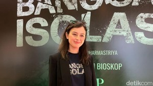 Meski tengah menghadapi masalah keluarga, Kimberly tetap bisa profesional dan memperlihatkan senyumannya. Foto: Febri/detikHOT