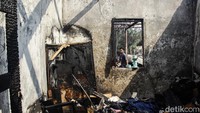Beberapa rumah di sekitar lapak juga hangus dilalap api. Terlihat bangunan rumah tersebut hanya menyisakan dinding adapun atap bangunan telah rubuh dan hangus dilalap api.  