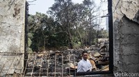 Sejumlah warga terlihat menonton lokasi lapak yang terbakar. Beberapa warga terlihat mengambil foto dan video dari lokasi lapak terbakar. Terpantau tidak terlihat garis polisi di sekitar lokasi kebakaran.  