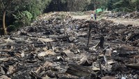 Bau hangus dari kayu dan plastik yang terbakar masih tercium di sekitar lokasi kebakaran.  
