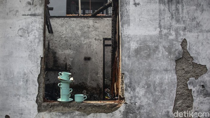 Kondisi Terkini Lapak Pondok Pinang Jaksel yang Terbakar Warga melihat kondisi bangunan pascakebakaran di bantaran Sungai Pesanggrahan, Jl Subur, Pondok Pinang, Kebayoran Lama Jakarta Selatan, Kamis (18/7/2024).