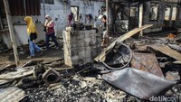 Beberapa sampah botol plastik yang dikumpulkan di sekitar lapak juga terlihat meleleh.   