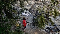 Warga melihat kondisi bangunan pascakebakaran di bantaran Sungai Pesanggrahan, Jl Subur, Pondok Pinang, Kebayoran Lama, Jakarta Selatan, Kamis (18/7/2024).  