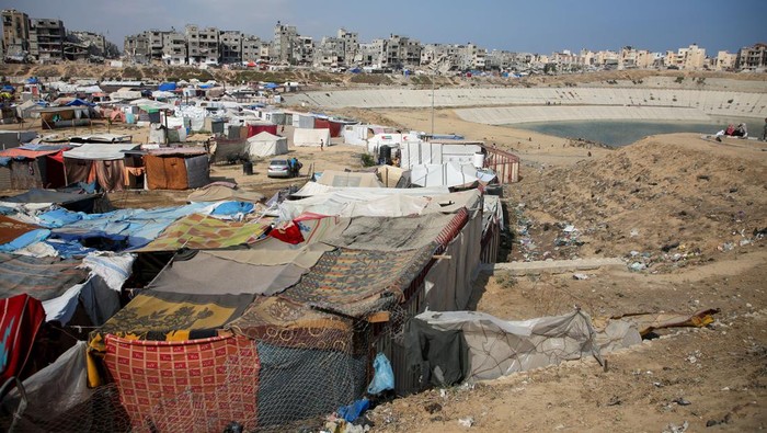 Palestinians scavenge for usable items at a dump site, amid the Israel-Hamas conflict, in Khan Younis in the southern Gaza Strip, July 15, 2024.REUTERS/Hatem Khaled