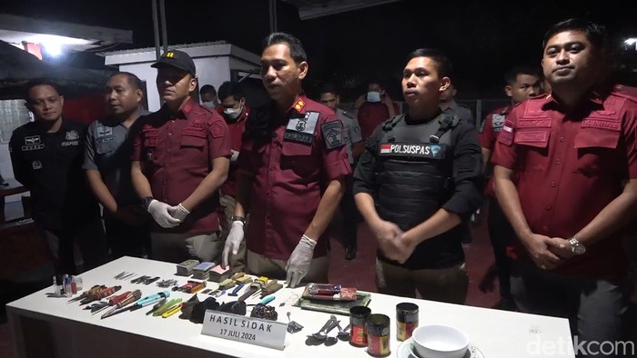Petugas Lembaga Pemasyarakatan (Lapas) Kabupaten Maros, Sulawesi Selatan (Sulsel), menggelar inspeksi mendadak (sidak) ke ruang tahanan.