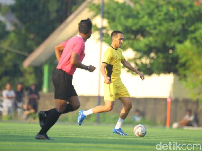 Lucas Barreto (kuning) saat tampil dalam laga uji coba PSIS Semarang di Lapangan Wisesa, Mranggen. Diunggah Kamis (18/7/2024).