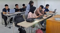 Dalam pelaksanaan pembelajaran, dosen berupaya untuk menyederhanakan materi pembelajaran sehingga mudah untuk diterima. Selain itu, pembelajaran juga lebih didominasi dengan praktik langsung bersama para mahasiswa dengan bimbingan dari dosen. Foto: (Dok Kemendikbud)