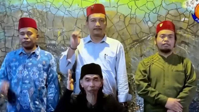 Mama Ghufron saat menyampaikan permohonan maaf.