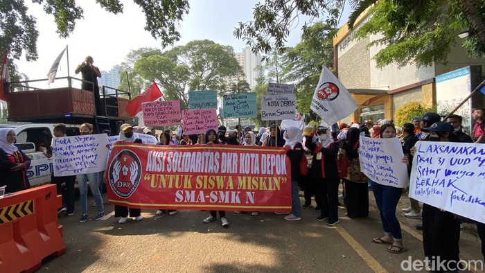 Massa gelar demo di Balai Kota Depok. (Devi/detikcom)