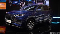 CSI resmi meluncurkan Chery Tiggo 8 di Indonesia. SUV terbaru Chery ini diluncurkan di GIIAS 2024 di ICE BSD City, Tangerang. Executive Vice President Chery Sales Indonesia Qu Jizong mengatakan tahun ini pihaknya akan menjual dua mobil baru di Indonesia. Pertama adalah SUV 5 seater bermesin ICE dan satu mobil offroad bertenaga listrik.