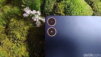 Poco Pad dibekali kamera belakang 8 MP dan kamera depan 8 MP. Tablet ini memiliki desain metal unibody dengan bobot 571 gram dan tebal 7,52 mm. Foto: (Panji Saputro/detikINET).