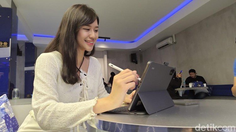 Melihat Lebih Dekat Poco Pad, Tablet dengan Spek Memukau Poco Pad belum lama ini resmi rilis di Indonesia. Begini tampilannya dengan layar besar dan spek memukau, yang bisa dipakai untuk berkreasi dan bermain game.