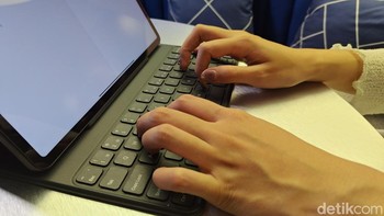 Abee menyebutkan ada fitur menarik namanya Interconnectivity yang akan memudahkan para konten kreator. Fitur ini berlaku bagi mereka yang menggunakan Poco F6, karena layar ponselnya dapat terhubung dengan Poco Pad. Foto: (Panji Saputro/detikINET).