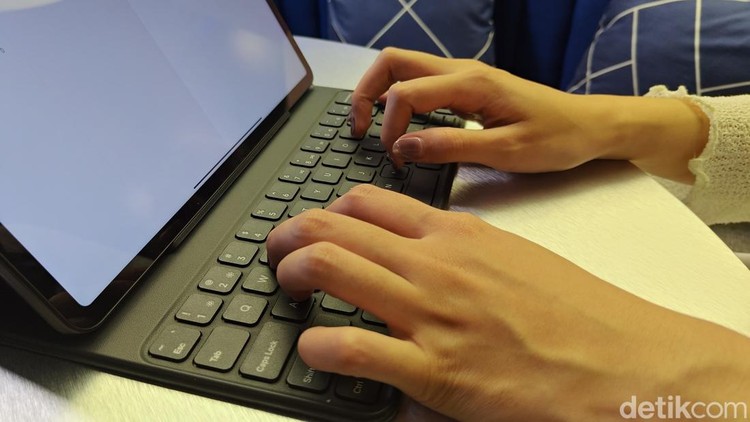 Melihat Lebih Dekat Poco Pad, Tablet dengan Spek Memukau Poco Pad belum lama ini resmi rilis di Indonesia. Begini tampilannya dengan layar besar dan spek memukau, yang bisa dipakai untuk berkreasi dan bermain game.
