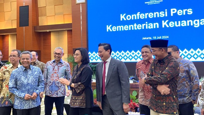 Menteri Keuangan Sri Mulyani, Wamen Keuangan II Thomas Djiwandono dan  jajaran pejabat Kemenkeu