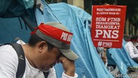 Mereka menuntut pemerintah agar diangkat menjadi pegawai negeri sipil (PNS).  