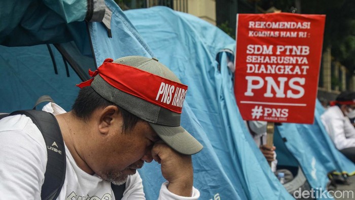 Minta Diangkat Jadi PNS, Dosen Unjuk Rasa dan Bangun Tenda di Trotoar Sejumlah dosen dan pegawai darj Perguruan Tinggi Negeri Baru (PTNB) se-Indonesia demo dan membangun tenda di Jakarta. Mereka menuntut diangkat menjadi PNS.