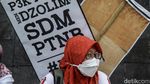 Minta Diangkat Jadi PNS, Dosen Unjuk Rasa dan Bangun Tenda di Trotoar