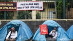 Minta Diangkat Jadi PNS, Dosen Unjuk Rasa dan Bangun Tenda di Trotoar