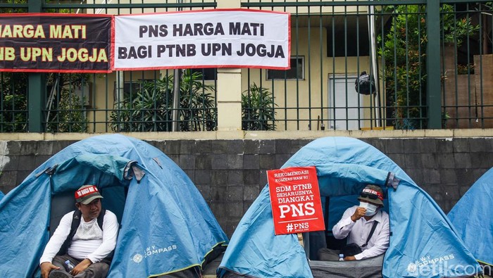 Sejumlah dosen dan pegawai darj Perguruan Tinggi Negeri Baru (PTNB) se-Indonesia demo dan membangun tenda di Jakarta. Mereka menuntut diangkat menjadi PNS.