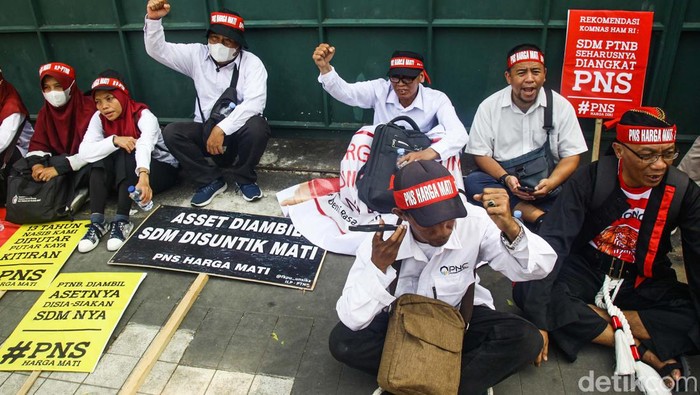 Sejumlah dosen dan pegawai darj Perguruan Tinggi Negeri Baru (PTNB) se-Indonesia demo dan membangun tenda di Jakarta. Mereka menuntut diangkat menjadi PNS.