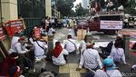 Minta Diangkat Jadi PNS, Dosen Unjuk Rasa dan Bangun Tenda di Trotoar