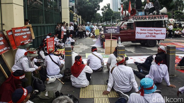 Sejumlah dosen dan pegawai darj Perguruan Tinggi Negeri Baru (PTNB) se-Indonesia demo dan membangun tenda di Jakarta. Mereka menuntut diangkat menjadi PNS.