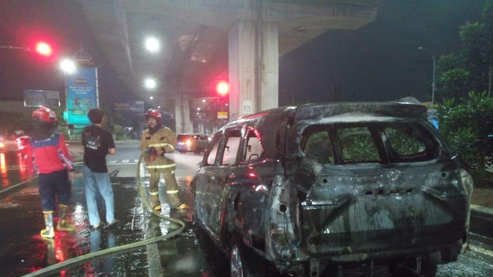 Kobaran Api Hanguskan Mobil di Jl. Soleh Iskandar Bogor, Berawal dari Kap Mesin